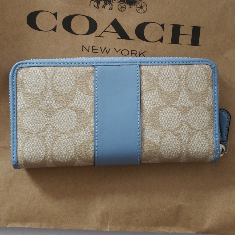 NWT AUTHENTIC COACH SV/LIGHT KHAKI WALLET - Picture 2 of 6